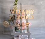 Plany stołów na pleksie - akryl Powitanie gości na weselu przezroczysta tablica złote lustrzane napisy  Witamy na weselu tablica z powitaniem gości weselnych Pleksa1