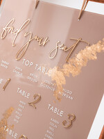 Plany stołów na pleksie - akryl złoty plan stołów, plansza powitanie gości i plan stołów w jednym, akrylowy plan stołów, nowoczesna plansza usadzenia gości, plan stołów w stylu glamour2