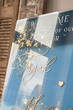 Plany stołów na pleksie - akryl Plan usadzenia gości na weselu, elegancka powitalna plansza ze złotymi literami, rama powitanie na weselu plansza powitalna na pleksie ze zlotymi literami7