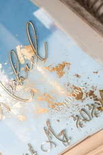 Plany stołów na pleksie - akryl Plan usadzenia gości na weselu, elegancka powitalna plansza ze złotymi literami, rama powitanie na weselu plansza powitalna na pleksie ze zlotymi literami5