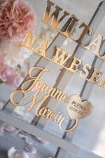 Plany stołów na pleksie - akryl Akrylowa tablica z powitaniem gości na weselu złote napisy lustrzane Plansza - witamy na weselu - Powitalna tablica weselna lustrzane Imiona2