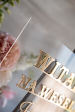 Plany stołów na pleksie - akryl Akrylowa tablica z powitaniem gości na weselu złote napisy lustrzane Plansza - witamy na weselu - Powitalna tablica weselna lustrzane Imiona3