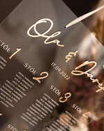 Plany stołów na pleksie - akryl plansza powitanie gości i plan stołów w jednym, akrylowy plan stołów, nowoczesna plansza usadzenia gości, plan stołów w stylu glamour2