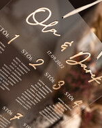 Plany stołów na pleksie - akryl plansza powitanie gości i plan stołów w jednym, akrylowy plan stołów, nowoczesna plansza usadzenia gości, plan stołów w stylu glamour3