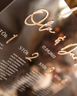 Plany stołów na pleksie - akryl plansza powitanie gości i plan stołów w jednym, akrylowy plan stołów, nowoczesna plansza usadzenia gości, plan stołów w stylu glamour4