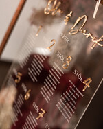 Plany stołów na pleksie - akryl plansza powitanie gości i plan stołów w jednym, akrylowy plan stołów, nowoczesna plansza usadzenia gości, plan stołów w stylu glamour8