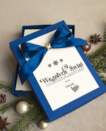 Kartki świąteczne z logo firmy kartka pudełko Biznesowe kartki świąteczne z logo w pudełku renifer  bombką na choinkę- drewniane zawieszki na choinkę prezent dla klientów2