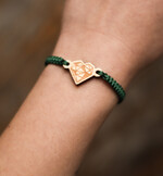 prezenty dla niej bransoletki szczęścia  bransoletka drewniana na sznurku - serduszko geometryczne z drewna - pomysł na prezent dla niej 1