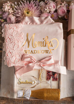 Prezenty dla świadków boxy prezentowe dla Świadkowej, prośba o świadkowanie  box prezentowy dla druhny satynowy szlafrok z koronką prośba o świadkowanie 1