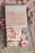 Prezenty dla świadków boxy prezentowy dla Świadkowej, prośba o świadkowanie  Praktyczny i przydatny Box prezentowy dla świadkowej z kosmetykami i szlafrokiem, prezent dla druhny, prośba o świadkowanie pudelko prezentowe dla świadkowej 1