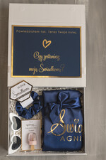 Prezenty dla świadków boxy prezentowe dla Świadkowej, prośba o świadkowanie  prezent dla druhny, pomysł na prezent dla świadkowej, Box prezentowy dla świadkowej z granatowym szlafrokiem, zestaw prezentowy dla druhny1