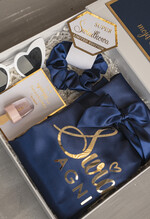 Prezenty dla świadków boxy prezentowy dla Świadkowej, prośba o świadkowanie  prezent dla druhny, pomysł na prezent dla świadkowej, Box prezentowy dla świadkowej z granatowym szlafrokiem, zestaw prezentowy dla druhny5