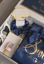 Prezenty dla świadków boxy prezentowy dla Świadkowej, prośba o świadkowanie  prezent dla druhny, pomysł na prezent dla świadkowej, Box prezentowy dla świadkowej z granatowym szlafrokiem, zestaw prezentowy dla druhny7