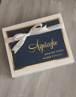 Prezenty dla świadków boxy prezentowy dla Świadkowej, prośba o świadkowanie  prezent dla druhny, pomysł na prezent dla świadkowej, Box prezentowy dla świadkowej z granatowym szlafrokiem, zestaw prezentowy dla druhny9