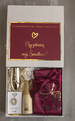 Prezenty dla świadków boxy prezentowe dla Świadkowej, prośba o świadkowanie  czy zostaniesz moją świadkową pomysł na prezent dla świadkowej, Box prezentowy dla świadkowej z bordowym szlafrokiem, zestaw prezentowy dla druhny1