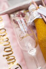 Prezenty dla świadków boxy prezentowe dla Świadkowej, prośba o świadkowanie  Satynowy Szlafrok ze Złotym Napisem Prezent dla Świadkowej Zestaw Kosmetyczny- Prośba o świadkowanie4