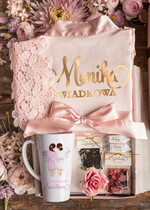 Prezenty dla świadków boxy prezentowe dla Świadkowej, prośba o świadkowanie  box prezentowy dla druhny satynowy szlafrok z koronką, imię  świadkowej na szlafroku 1