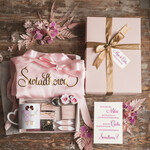 Prezenty dla świadków boxy prezentowe dla Świadkowej, prośba o świadkowanie  Szlafrok dla Świadkowej ze złotym Napisem - Prośba o Świadkowanie Kubek Serduszko i zaparzacz0