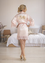 Prezenty dla świadków boxy prezentowe dla Świadkowej, prośba o świadkowanie  pomysł na prośbę o świadkowanie satynowy szlafrok z koronką napis na plecach 4