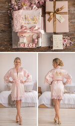 Prezenty dla świadków boxy prezentowy dla Świadkowej, prośba o świadkowanie  pomysł na prośbę o świadkowanie satynowy szlafrok z koronką napis na plecach 3