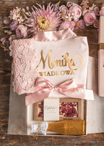 Prezenty dla świadków boxy prezentowy dla Świadkowej, prośba o świadkowanie  pomysł na prośbę o świadkowanie zestaw prezentowy z satynowym szlafrokiem 1