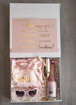 Prezenty dla świadków boxy prezentowe dla Świadkowej, prośba o świadkowanie  czy zostaniesz moją świadkową, prezent dla świadkowej zestaw ze szlafrokiem, złoty kieliszek i brokatowa butelka, box prezentowy dla świadkowej i druhny1