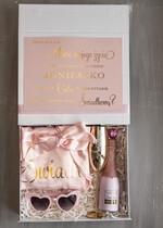 Prezenty dla świadków boxy prezentowy dla Świadkowej, prośba o świadkowanie  czy zostaniesz moją świadkową, prezent dla świadkowej zestaw ze szlafrokiem, złoty kieliszek i brokatowa butelka, box prezentowy dla świadkowej i druhny7