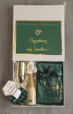 Prezenty dla świadków boxy prezentowy dla Świadkowej, prośba o świadkowanie  szlafrok z napisem świadkowa, czy zostaniesz moją świadkową, Box prezentowy dla świadkowej ze złotym kieliszkiem, zestaw prezentowy dla druhny1