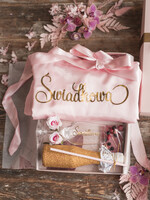 Prezenty dla świadków boxy prezentowe dla Świadkowej, prośba o świadkowanie  Szlafrok dla Świadkowej ze złotym Napisem - Prośba o Świadkowanie brokatowy szampanek i kieliszek5