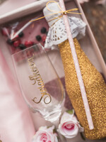 Prezenty dla świadków boxy prezentowe dla Świadkowej, prośba o świadkowanie  Szlafrok dla Świadkowej ze złotym Napisem - Prośba o Świadkowanie brokatowy szampanek i kieliszek7