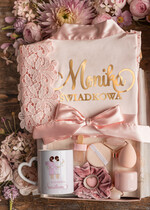 Prezenty dla świadków boxy prezentowy dla Świadkowej, prośba o świadkowanie  różowy satynowy szlafrok z koronką pomysł na prośbę o świadkowanie1