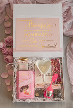 Prezenty dla świadków boxy prezentowy dla Świadkowej, prośba o świadkowanie  pomysł na prośbę o świadkowanie filiżanka serce, prezent dla świadkowej zestaw kosmetyków, kubek dla świadkowej, box prezentowy dla świadkowej i druhny0