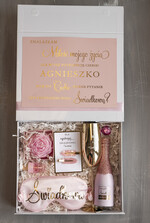 Prezenty dla świadków boxy prezentowy dla Świadkowej, prośba o świadkowanie  pomysł na prośbę o świadkowanie, prezent dla świadkowej zestaw kosmetyków, złoty kieliszek i brokatowa butelka, box prezentowy dla świadkowej i druhny3