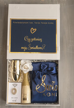 Prezenty dla świadków boxy prezentowy dla Świadkowej, prośba o świadkowanie  czy zostaniesz moją świadkową pomysł na prezent dla świadkowej, Box prezentowy dla świadkowej z granatowym szlafrokiem, zestaw prezentowy dla druhny1