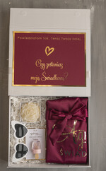 Prezenty dla świadków boxy prezentowy dla Świadkowej, prośba o świadkowanie  prezent dla świadkowej szlafrok z napisem świadkowa, pomysł na prezent dla świadkowej, Box prezentowy dla świadkowej z bordowym szlafrokiem1