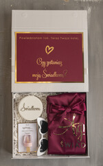 Prezenty dla świadków boxy prezentowy dla Świadkowej, prośba o świadkowanie  prezent dla druhny, pomysł na prezent dla świadkowej szlafrok z napisami, Box prezentowy dla świadkowej z bordowym szlafrokiem, zestaw prezentowy dla druhny1