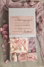 Prezenty dla świadków boxy prezentowy dla Świadkowej, prośba o świadkowanie  czy zostaniesz moją świadkową pomysł na prezent dla świadkowej, Box prezentowy dla świadkowej z kosmetykami i szlafrokiem, prezent dla druhny1