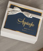 Prezenty dla świadków boxy prezentowe dla Świadkowej, prośba o świadkowanie  prezent dla druhny, pomysł na prezent dla świadkowej, Box prezentowy dla świadkowej z granatowym szlafrokiem, zestaw prezentowy dla druhny3