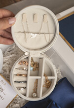 Prezenty dla świadków boxy prezentowy dla Świadkowej, prośba o świadkowanie  prezent dla druhny, pomysł na prezent dla świadkowej, Box prezentowy dla świadkowej z granatowym szlafrokiem, zestaw prezentowy dla druhny6