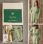 Prezenty dla świadków boxy prezentowe dla Świadkowej, prośba o świadkowanie  prezent dla druhny, pomysł na prezent dla świadkowej, Box prezentowy dla świadkowej z granatowym szlafrokiem, zestaw prezentowy dla druhny0