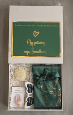 Prezenty dla świadków boxy prezentowe dla Świadkowej, prośba o świadkowanie  prezent dla świadkowej, pomysł na prezent dla świadkowej, Box prezentowy dla świadkowej z zielonym szlafrokiem, zestaw prezentowy dla druhny1