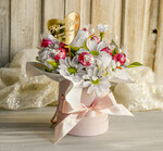 Prezenty dla Babci i Dziadka Prezenty dla Babci Piekny flowerbox ze sztucznymi kwiatami i słodyczami to wyjątkowy prezent dla babci. Piękna kompozycja w ozdobnym pudełku – gotowy upominek na każdą okazję. Prezent dla Babci 4