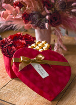 Walentynki prezent na walentynki dla Niej   pomysł na prezent dla narzeczonej na walentynki welurowe pudełko z różami i czekoladkami 3