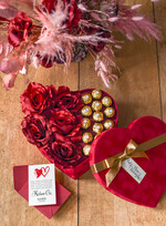 Walentynki prezent na walentynki dla Niej   pomysł na prezent dla narzeczonej na walentynki welurowe pudełko z różami i czekoladkami 0