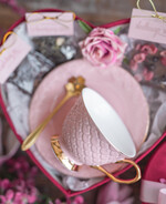 Prezenty dla Mamy zestawy w welurowych i ozdobnych pudełkach  elegancki prezent na dzień mamy welurowe serce z piękną filiżanką flowerbox z filiżanką dla Mamy 2