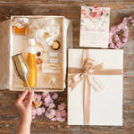 Prezenty dla Mamy zestawy w welurowych i ozdobnych pudełkach  Uroczy Pomysł na prezent z okazji dnia mamy, Złoty kieliszek i brokatowa butelka Zestaw Prezentowy dla Mamy z zyczeniami2