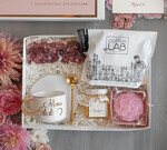 Prezenty dla Mamy zestawy w welurowych i ozdobnych pudełkach  Pomysł na prezent z okazji Dnia Mamy, jaki prezent kupić na Dzień Mamy, boxy prezentowe dla mamy, zestawy prezentowe dla Mamy z filiżanką 1