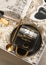 Prezenty dla Mamy zestawy w welurowych i ozdobnych pudełkach  fajne prezenty dla mamy, pudełko z filiżanką i kawą gotowy do wręczenia prezent dla mamy, czarna filiżanka ze spodkiem, pomysł na prezent dla mamy3