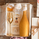 Prezenty dla Mamy zestawy w welurowych i ozdobnych pudełkach  Uroczy Pomysł na prezent z okazji dnia mamy, Złoty kieliszek i brokatowa butelka Zestaw Prezentowy dla Mamy z zyczeniami1