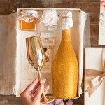 Prezenty dla Mamy zestawy w welurowych i ozdobnych pudełkach  Uroczy Pomysł na prezent z okazji dnia mamy, Złoty kieliszek i brokatowa butelka Zestaw Prezentowy dla Mamy z zyczeniami4